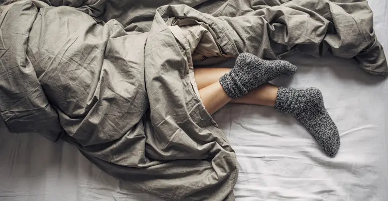 خوابیدن با جوراب رازی که تمام عمر از آن محروم بودید! | چرا موقع خواب باید جوراب بپوشیم؟ 