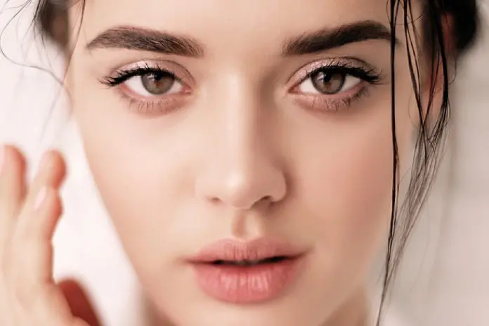 چطوری پوست صاف و شفاف داشته باشیم؟ | ترفندهای رایگان و معجزه‌آسا برای داشتن پوست صاف و شیشه‌ای