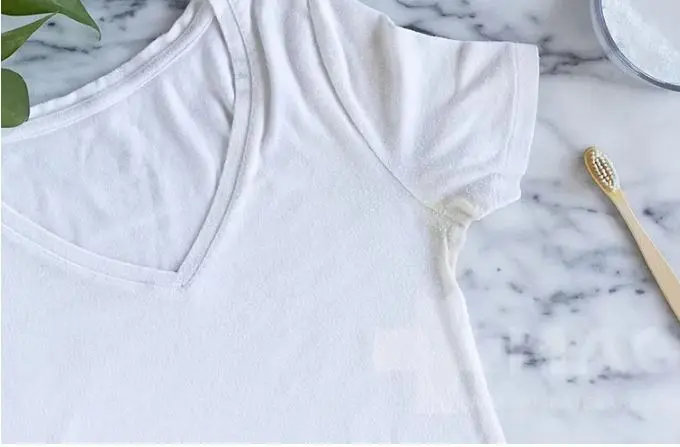 جلوگیری از زردی لباس؛ ترفندهای خانگی برای پاک کردن لکه دئودورانت