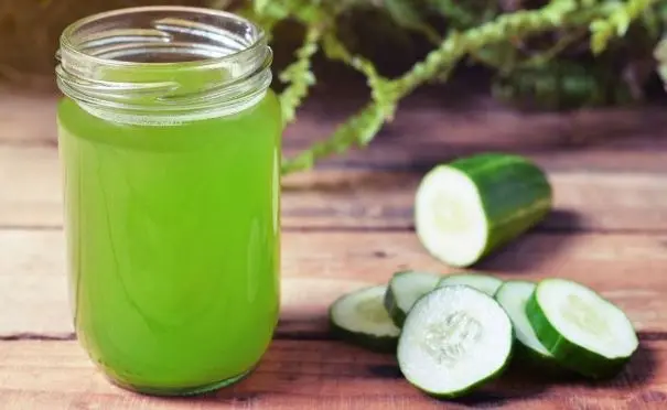 کاهش سریع فشار خون و سم زدایی کامل بدن با مصرف روزانه یک لیوان آب خیار