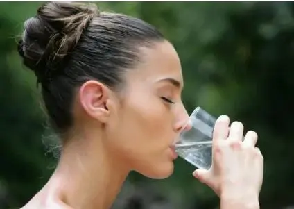 خواص آب ولرم ناشتا + فواید و عوارضی که حتما باید بدانید!