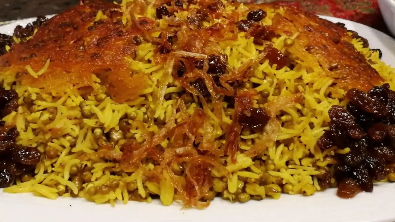 طرز تهیه ماش‌پلو ساده با کشمش و پیازداغ؛ غذای کم‌خرج و مقوی