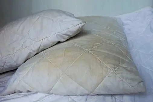 فقط با یک بار شستشو مثل برف سفید می‌شود! یک روش طبیعی برای سفید کردن فوری بالش‌های زرد شده!