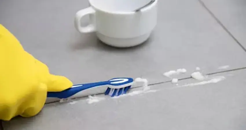 با این ترفندا درزهای کاشی رو مثل روز اول تمیز کن بدون زحمت و دردسر