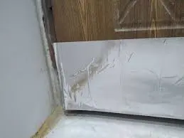 ترفند فوری خلاص شدن از پوسیدگی درب حمام | با این ترفند درب حمام همیشه نو می‌ مونه