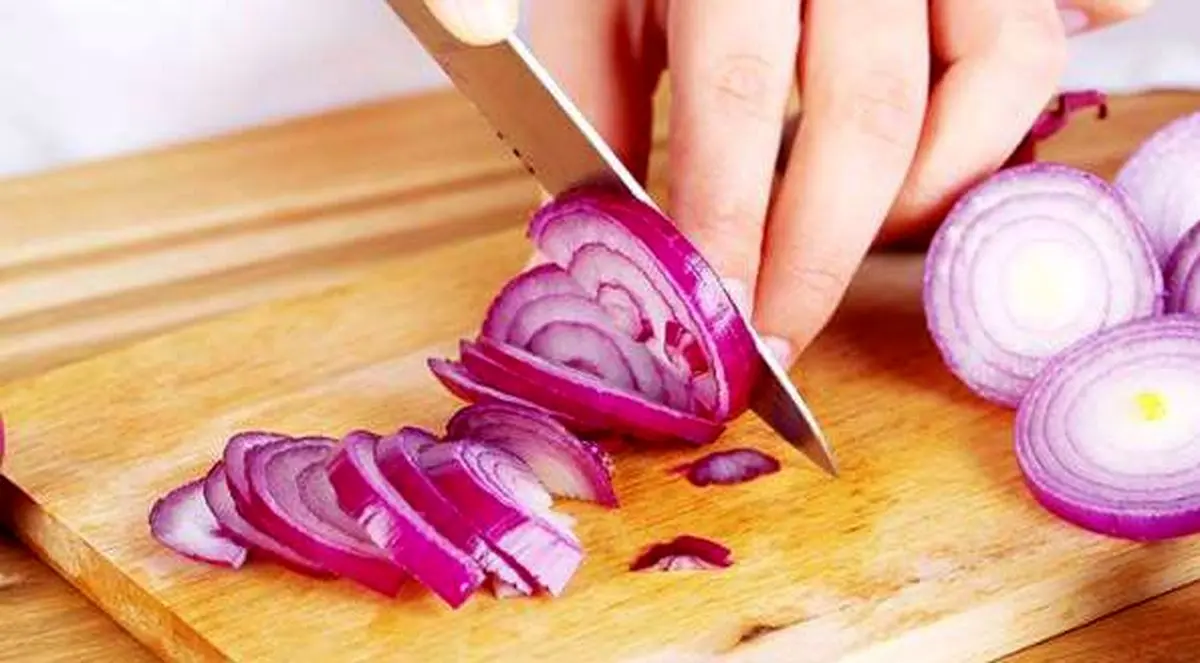 چندتا ترفندی که کمتر کسی موقع خورد کردن پیاز به کار میبره | یه عمر اشتباهی پیاز خورد میکردیم