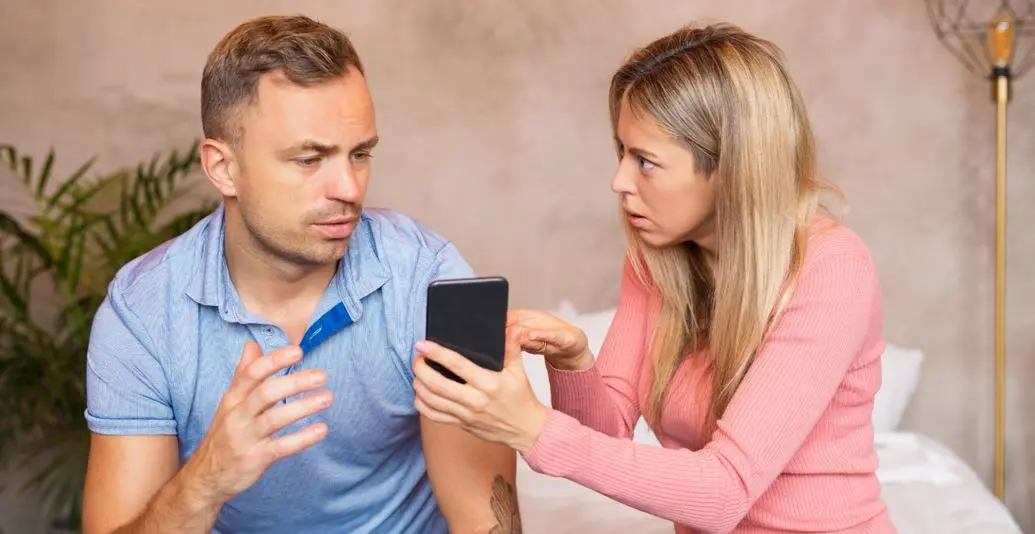 روانشناسی رابطه | اگر زنی این 10 نشانه رو داشت بسیار به شما متعهد و در حین حال شکاک است