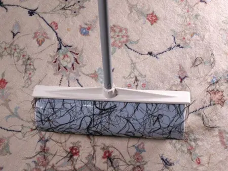 خداحافظی با موهای مزاحم روی فرش در کمتر از ۱ دقیقه | با این روش جادویی موهای روی فرش را سه‌سوته جمع کنید