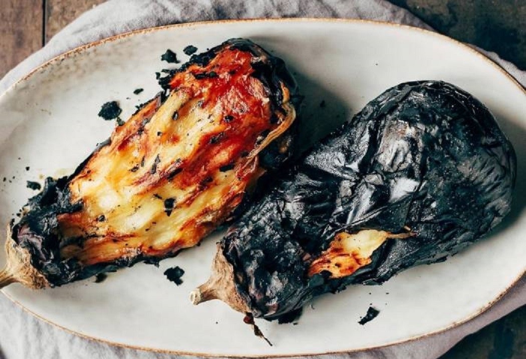 ترفند مامان بزرگا برای پوست کندن بادمجون کبابی لو رفت ؛ ترفند جادویی پوست کندن بادمجون کبابی تو 10 ثانیه