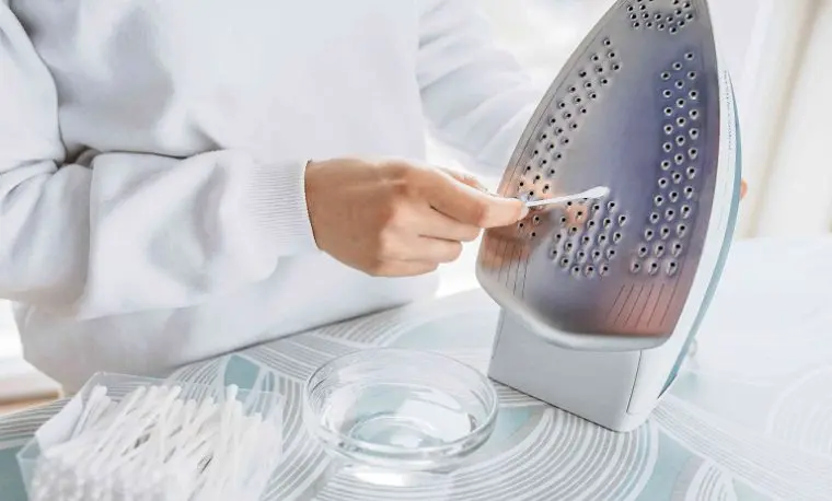 نکات خانه داری | ترفند جادویی برای از بین بردن رسوب اتو با کمترین زخمت و در کمترین زمان + ویدیو آموزشی