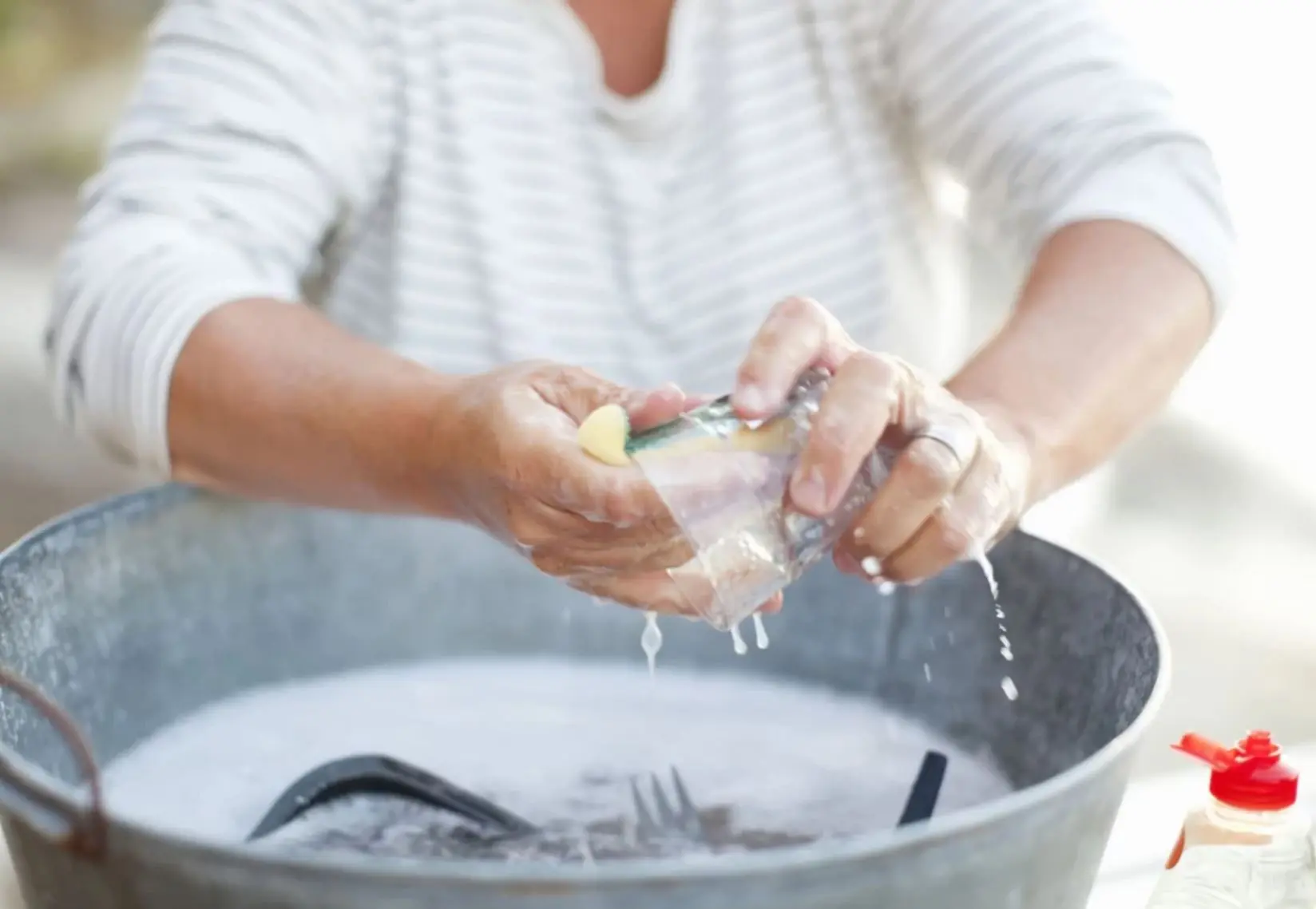 لیوان‌های کدر رو برق بنداز/ راهکارهای ساده برای شفاف کردن لیوان‌های شیشه‌ای