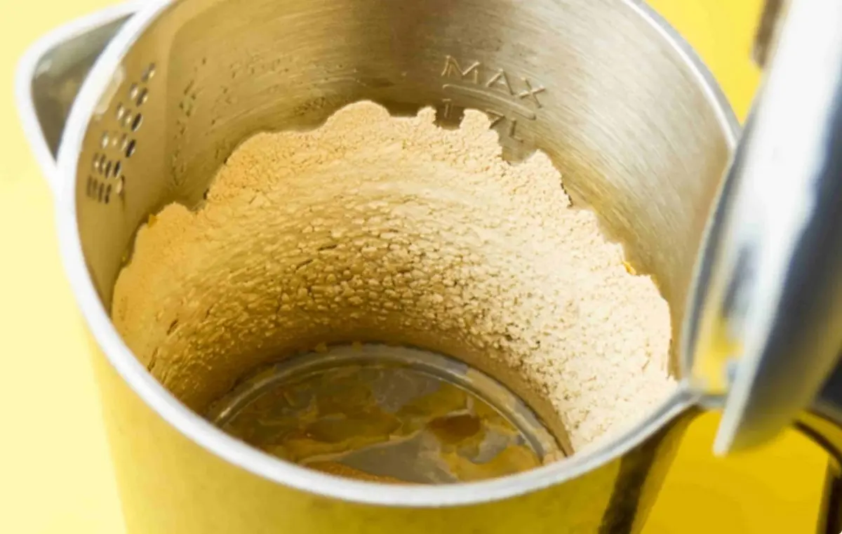 ترفند جادویی از بین بردن رسوب کتری با سیب زمینی 