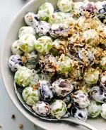 طرز تهیه سالاد انگور خامه ای مخصوص شب یلدا