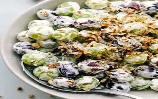 طرز تهیه سالاد انگور خامه ای مخصوص شب یلدا