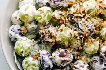 طرز تهیه سالاد انگور خامه ای مخصوص شب یلدا