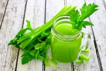 کنترل فشار خون و سلامت قلب با مصرف ناشتا آب این سبزی | راز جوانی و طول عمر در یک سبزی ساده