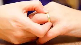 ترفند جادویی درآوردن انگشتر گیر کرده در انگشت در 3 ثانیه / دیگه نیازی به برش انگشتر نیست،چاره اینجاست!