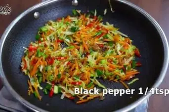 جایگزین فوق‌العاده پیتزا؛ وعده‌ای خوشمزه با کلم، هویج و تخم‌مرغ 