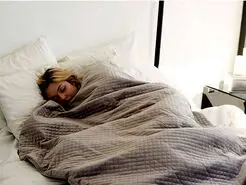 راز کنترل فشار خون در ۵ دقیقه اول صبح؛ قبل از بلند شدن از تخت این ۳ کار را انجام دهید