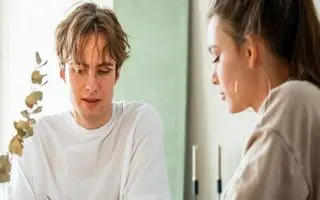 روانشناسی شخصیت : اگر کسی هنگام صحبت کردن از تماس چشمی خودداری کرد، چه معنایی دارد؟