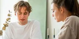 روانشناسی شخصیت : اگر کسی هنگام صحبت کردن از تماس چشمی خودداری کرد، چه معنایی دارد؟