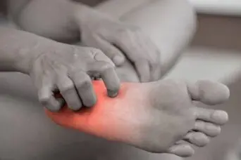 خارش کف پا را جدی بگیرید! از دیابت تا نارسایی کبد