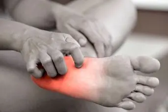 خارش کف پا را جدی بگیرید! از دیابت تا نارسایی کبد