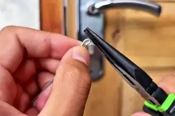 اگه کلید و تو خونه جا گذاشتی دیگه غصه نخور ؛ روش اضطراری باز کردن قفل در بدون کلید تنها با یک کارت!