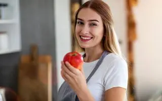 راز خواب راحت شبانه در یک سیب ساده / چرا پزشکان خوردن سیب قبل از خواب را توصیه می‌کنند؟
