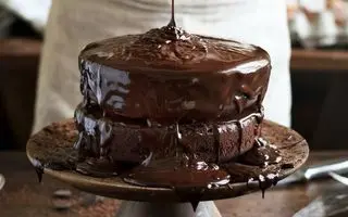 طرز تهیه کیک شکلاتی فقط در ۵ دقیقه؟ ؛ بدون فر و همزن 