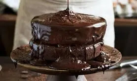 طرز تهیه کیک شکلاتی فقط در ۵ دقیقه؟ ؛ بدون فر و همزن 