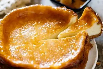 طرز تهیه چیز کیک تنوری با سس کارامل؛ دسر خوشمزه و مجلسی
