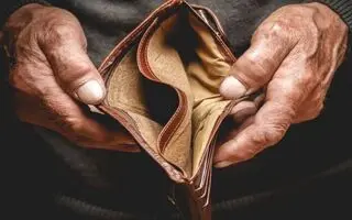 ۹ نگرشی که درِ فقر را به زندگی ما باز می‌کنند.