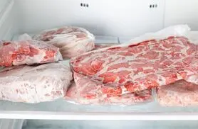 تمام عمر هممون اشتباه یخ گوشت و باز میکردیم! | روش درست و علمی یخ‌زدایی گوشت بدون جذب باکتری
