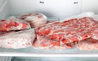 تمام عمر هممون اشتباه یخ گوشت و باز میکردیم! | روش درست و علمی یخ‌زدایی گوشت بدون جذب باکتری