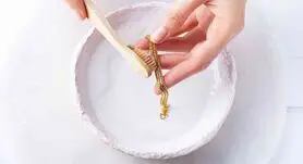 چگونه طلا را براق کنیم؟ | ۸ ترفند خانگی برای برق انداختن طلا