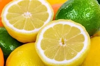 از بین بردن درد و کاهش فشار خون در شب با  گذاشتن چند قاچ لیمو کنار تخت خواب!