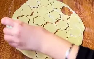 طرز تهیه شیرینی ساده و خوشمزه تنها با یک تخم مرغ