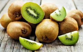 همه مردان بخوانند ؛ خواص بی نظیر کیوی برای سلامت پروستات