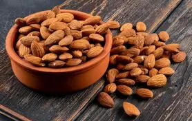 کاهش کلسترول و تنظیم فشار خون با خوردن ناشتا  ۴ بادام خیس کرده !