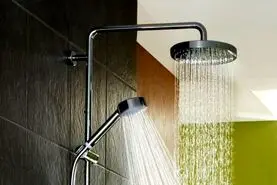 فواید باورنکردنی آواز خواندن زیر دوش حمام | میخوای لاغر شی و کالری بسوزونی؟ برو حموم بخون