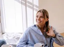 روانشناسی شخصیت : این حرکت دست نشان می‌دهد که کسی واقعاً با شما راحت است یا خیر!