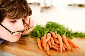 شاید باورتون نشه!! | آب این صیفی ارزان قیمت نمره عینک شمارو به کمترین نمره کاهش میده