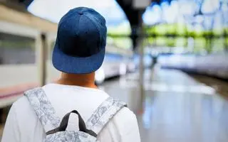 کشف جدید روانشناسان؛  پوشیدن کلاه به صورت برعکس چه ویژگی شخصیتی تان را مشخص می کند؟