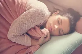 به این شکل بخوابید صورتتان پیر می‌شود