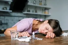 اگر کسی این علائمو داشت یعنی داره به خودکشی فکر میکنه + روش درمان و کمک