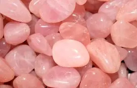 سنگ رز کوارتز؛ سنگ زیبایی که نماد عشق است، قلب شکسته را التیام می‌دهد و خشم، حسادت و اضطراب را دور می‌کند