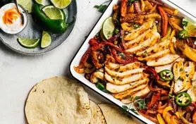 طرز تهیه راز فاهیتای مرغ خوشمزه | غذای تابه‌ای خوش‌رنگ با چند ادویه ساده
