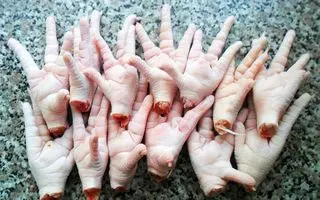 ترفند تمیز کردن سریع و بدون بو پای مرغ در خانه | چگونه پای مرغ را به‌درستی تمیز کنیم؟