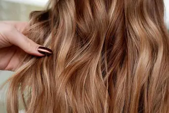 آموزش رنگ موی عسلی در خانه با مواد طبیعی و گیاهی